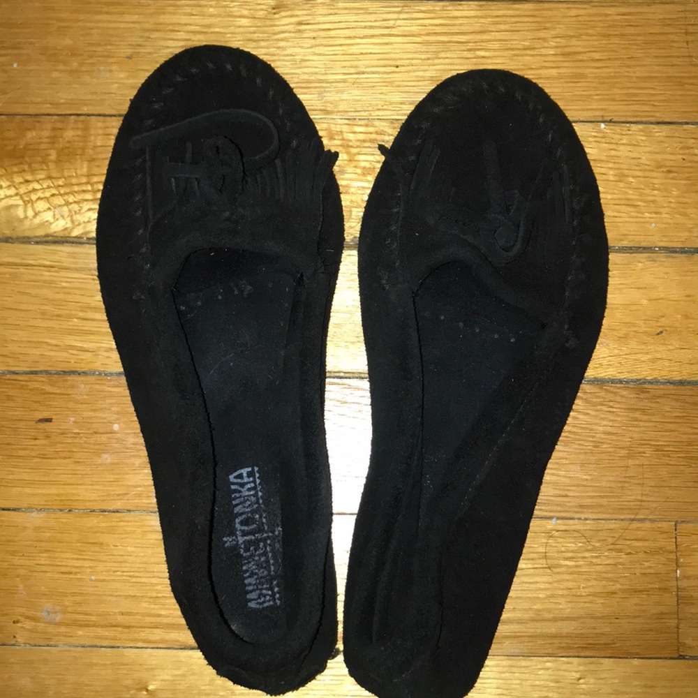 SIZE 8.5 MINNETONKA BLACK MOCCASINS